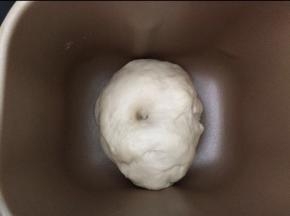 面团发酵到两倍大，戳洞不回缩即可