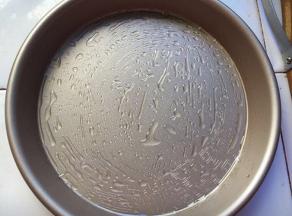 将披萨盘抹上玉米油