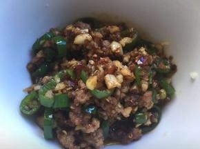 如果能加一点小米辣更好，我用的就是家里有的材料，天气太热，不想出去买
