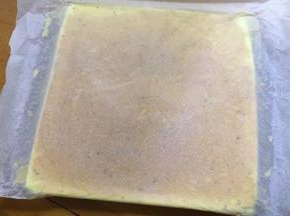 出炉倒扣烤网上，将油纸四面揭开