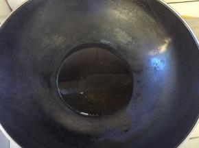 锅中加入适量食用油，大火烧至7成熟，开至中火