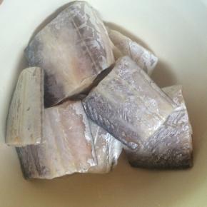 带鱼清洗干净，切成小段。