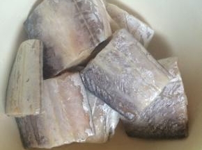 带鱼清洗干净，切成小段。
