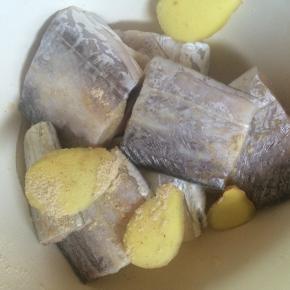 加入姜片、胡椒粉、料酒、盐腌制30分钟。