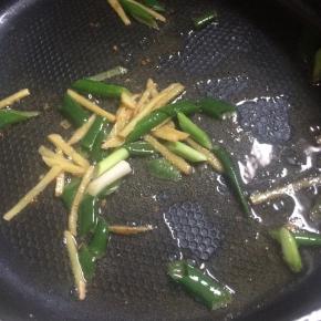 锅内留底油，煸香葱姜。