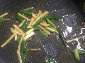 锅内留底油，煸香葱姜。