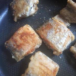 煎至带鱼两面金黄即可。