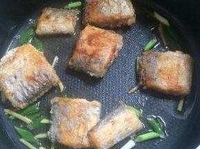 放入带鱼段。