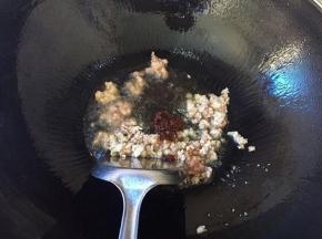 放入肉末，放一点辣椒酱，炒均匀至肉变色