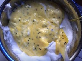 然后倒回蛋白盆中，继续搅拌均匀