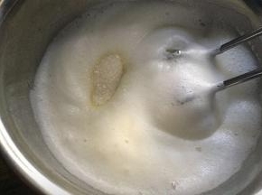 中速打发至粗泡消失，加入20克白砂糖