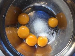 蛋黄加入白砂糖搅拌均匀
