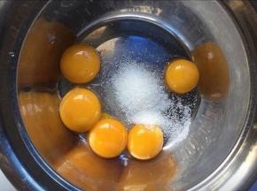 蛋黄加入白砂糖搅拌均匀