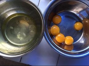 将蛋清和蛋黄分离，蛋白盆里应无油无水