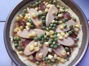 放上香肠，火腿肠，玉米和豌豆，多少自己随意哦