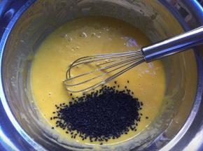 蛋黄糊中放入芝麻，搅拌均匀，