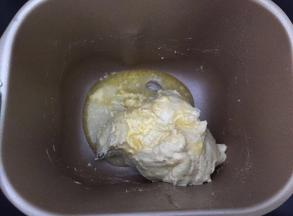 加入软化好的黄油，和面30分钟