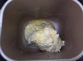加入软化好的黄油，和面30分钟