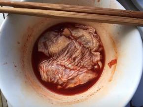 将鸡腿去骨，用蜜汁腌料腌制3小时以上