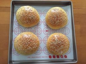 出炉等待冷却后就可以做汉堡了