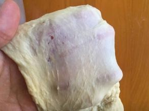 和面至能拉出薄膜就可以了，等待发酵