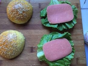 放上生菜叶和火腿片