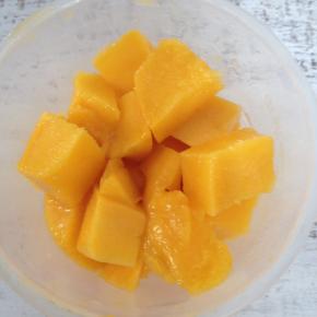 芒果切下果肉。