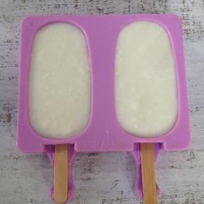 酸奶加糖，搅拌均匀后直接倒入模具中即可。