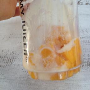 也可以将芒果颗粒和酸奶、糖放入料理机中，搅打成芒果泥。