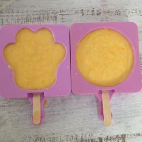 将搅打好的芒果酸奶汁也倒入模具中。