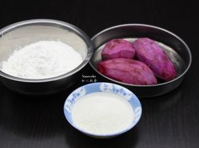 准备食材：糯米粉、紫薯、白砂糖；