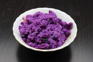 紫薯去皮、蒸熟，用料理机打成紫薯泥；