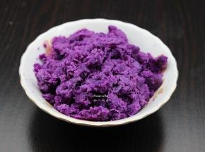 紫薯去皮、蒸熟，用料理机打成紫薯泥；