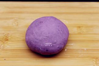 适量的清水加入白砂糖，煮沸，使得白砂糖溶解，煮沸的糖水加入糯米粉、紫薯泥中，揉成光滑糯米团；