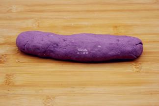 多次来回揉，揉成光滑长条；