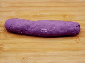 多次来回揉，揉成光滑长条；