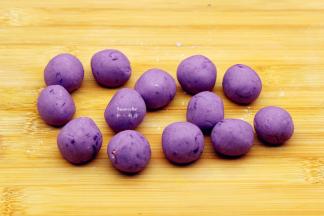 分成小团，揉光滑，汤圆就做好；