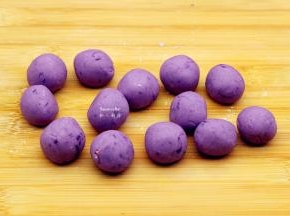 分成小团，揉光滑，汤圆就做好；