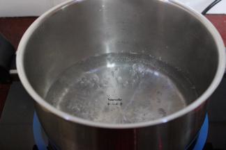 适量的清水，放入一点点白砂糖煮沸；