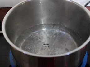 适量的清水，放入一点点白砂糖煮沸；