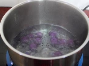 把做好的汤圆放入锅中，煮熟即可。PS：煮汤圆可能有气泡上来，可以加点冷水。