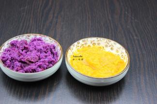 紫薯、南瓜分别去皮、蒸熟，用料理机打成泥；
