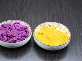 紫薯、南瓜分别去皮、蒸熟，用料理机打成泥；