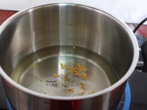 适量的清水，放入桂花煮沸，改为小火再熬1分钟，用中火再次煮沸；