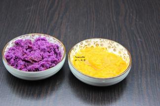 紫薯、南瓜分别去皮、蒸熟，用料理机打成泥；