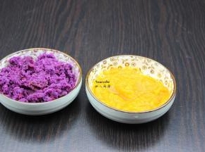 紫薯、南瓜分别去皮、蒸熟，用料理机打成泥；