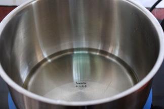 清水加入白砂糖煮至糖溶解；