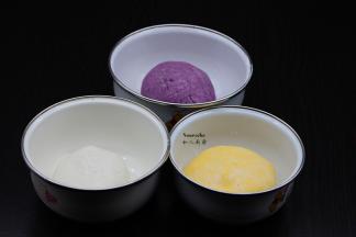 糖好的糖水趁热分别加入100克糯米粉加60克紫薯泥；100克糯米粉加60克南瓜泥；160克糯米粉，揉成三个颜色的糯米团；