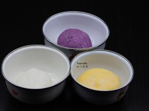 糖好的糖水趁热分别加入100克糯米粉加60克紫薯泥；100克糯米粉加60克南瓜泥；160克糯米粉，揉成三个颜色的糯米团；