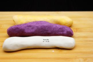 多次来回揉，揉成三个颜色长条；